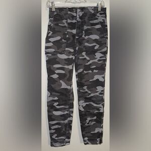 Kut from the Kloth Reese ankle straight leg Camouflage Cargo Pants size 2 #720
